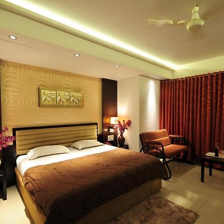 Hotel Surabhi Regency อานันด์ ภายนอก รูปภาพ