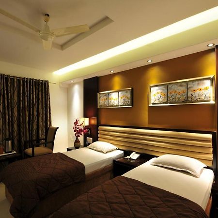 Hotel Surabhi Regency อานันด์ ภายนอก รูปภาพ
