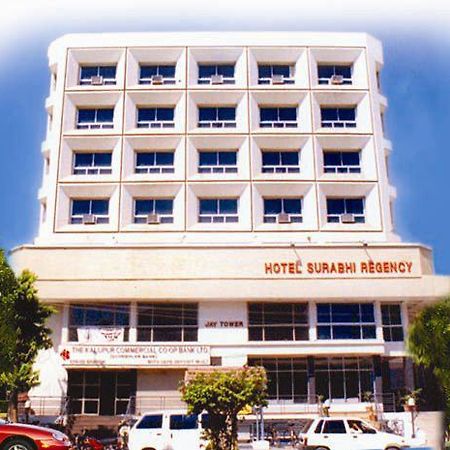 Hotel Surabhi Regency อานันด์ ภายนอก รูปภาพ