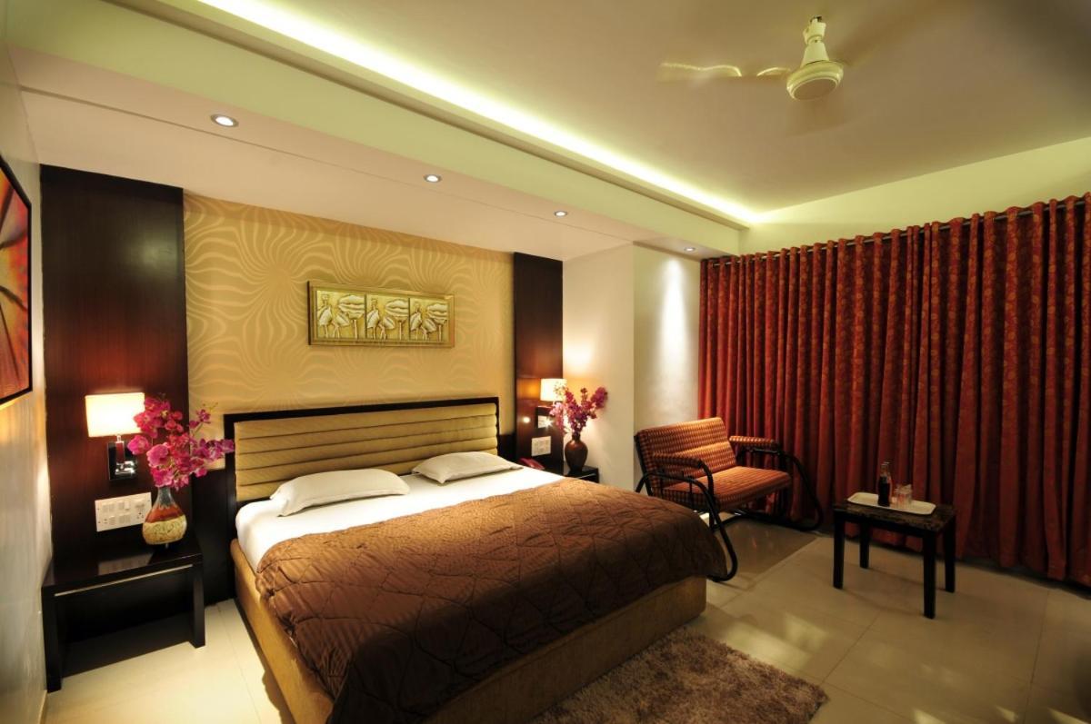 Hotel Surabhi Regency อานันด์ ภายนอก รูปภาพ