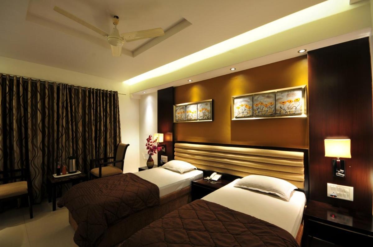 Hotel Surabhi Regency อานันด์ ภายนอก รูปภาพ