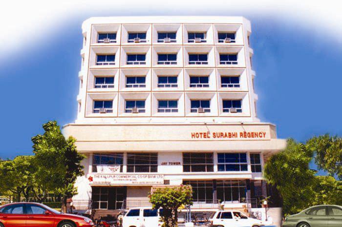 Hotel Surabhi Regency อานันด์ ภายนอก รูปภาพ