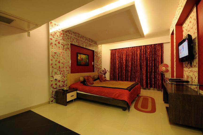 Hotel Surabhi Regency อานันด์ ภายนอก รูปภาพ
