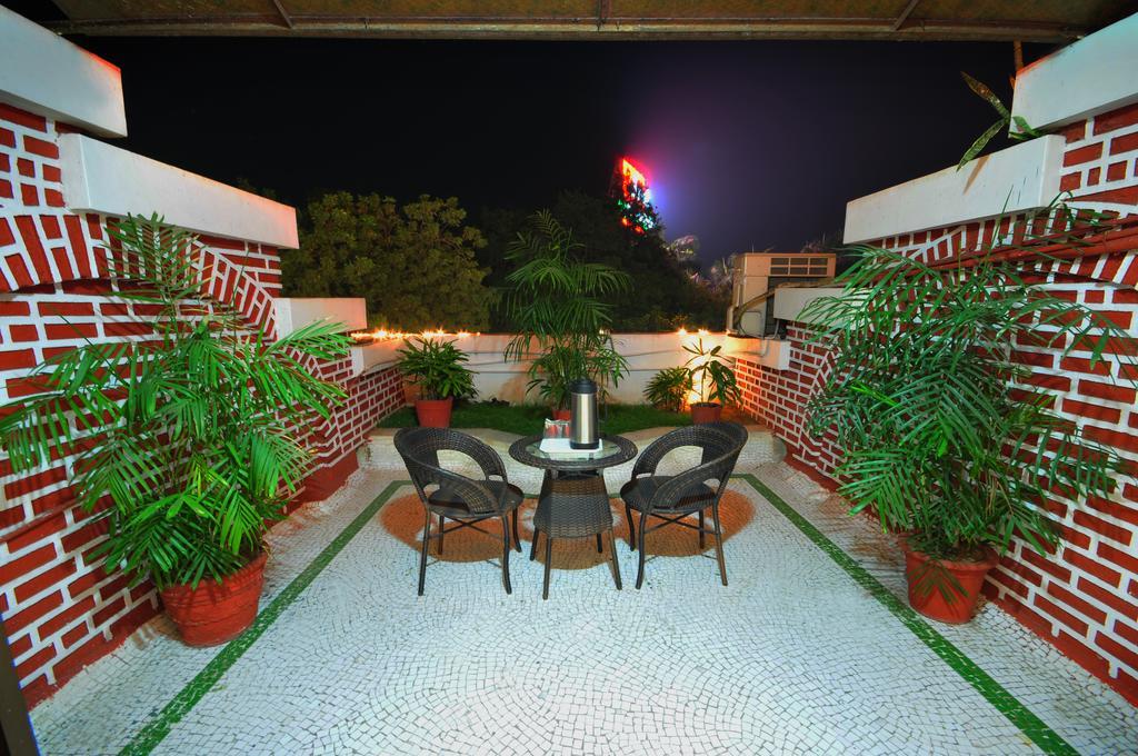 Hotel Surabhi Regency อานันด์ ภายนอก รูปภาพ