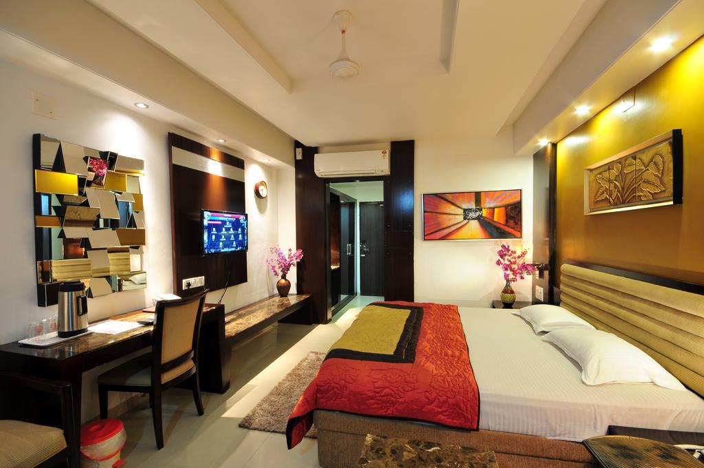 Hotel Surabhi Regency อานันด์ ภายนอก รูปภาพ