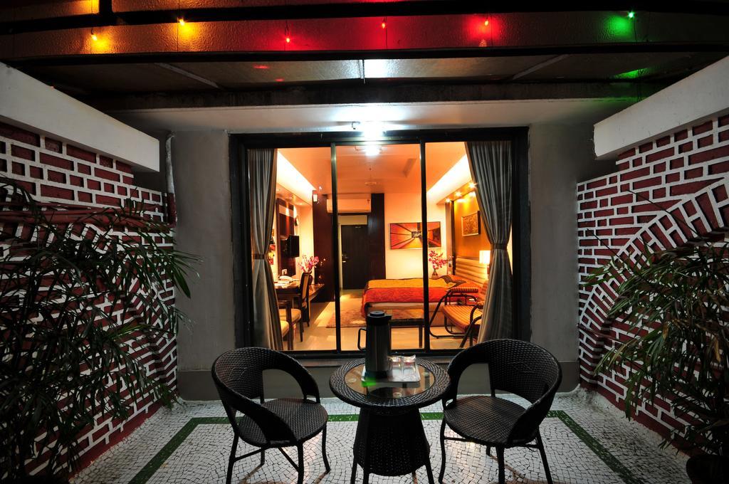 Hotel Surabhi Regency อานันด์ ภายนอก รูปภาพ