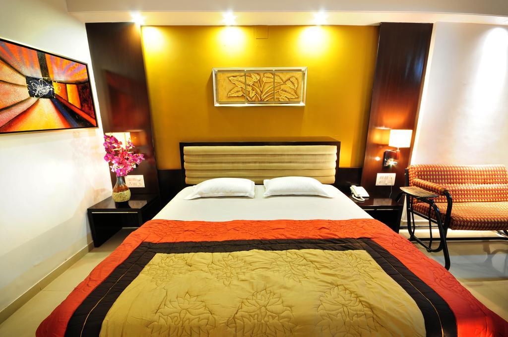 Hotel Surabhi Regency อานันด์ ภายนอก รูปภาพ