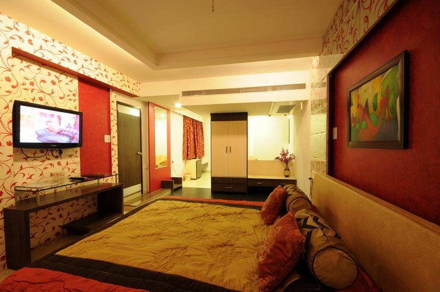 Hotel Surabhi Regency อานันด์ ภายนอก รูปภาพ