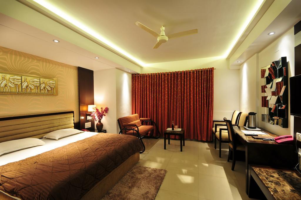 Hotel Surabhi Regency อานันด์ ภายนอก รูปภาพ