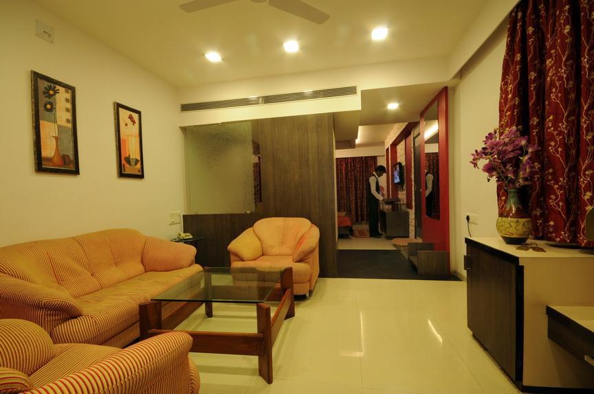 Hotel Surabhi Regency อานันด์ ภายนอก รูปภาพ