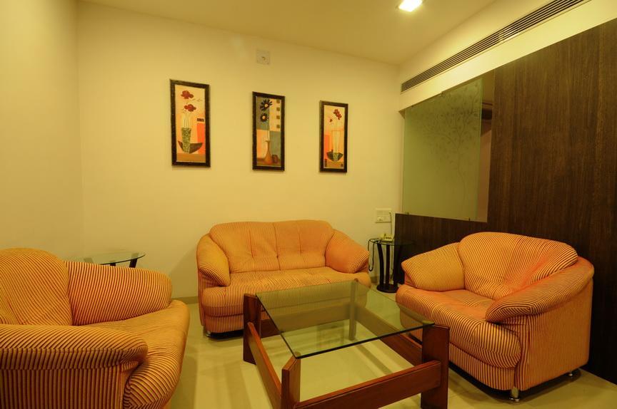 Hotel Surabhi Regency อานันด์ ภายนอก รูปภาพ