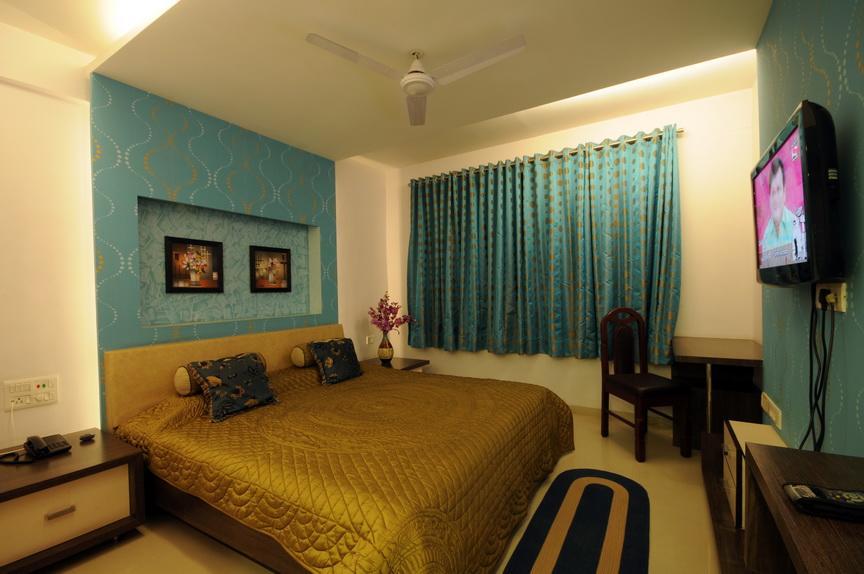 Hotel Surabhi Regency อานันด์ ภายนอก รูปภาพ