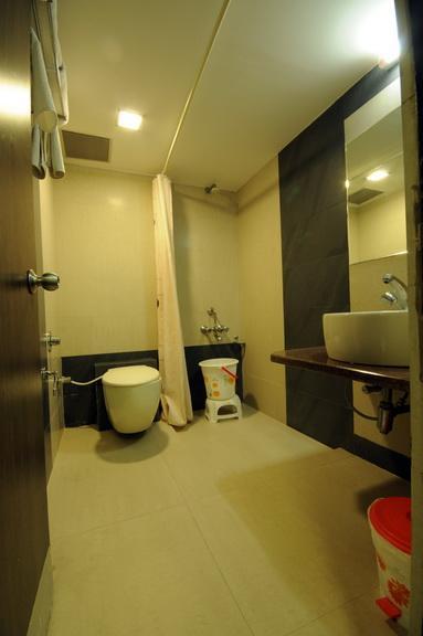 Hotel Surabhi Regency อานันด์ ภายนอก รูปภาพ