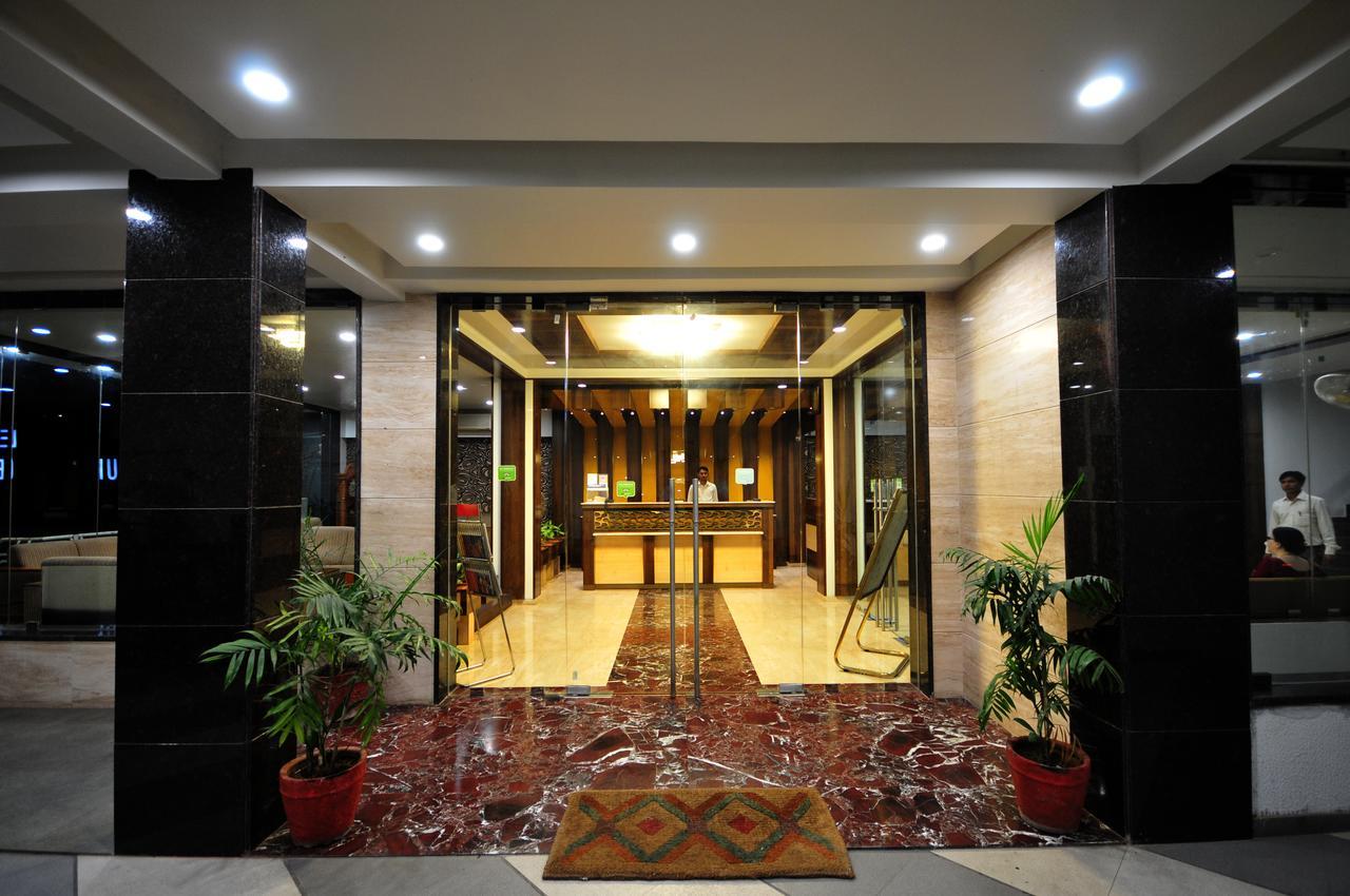 Hotel Surabhi Regency อานันด์ ภายนอก รูปภาพ