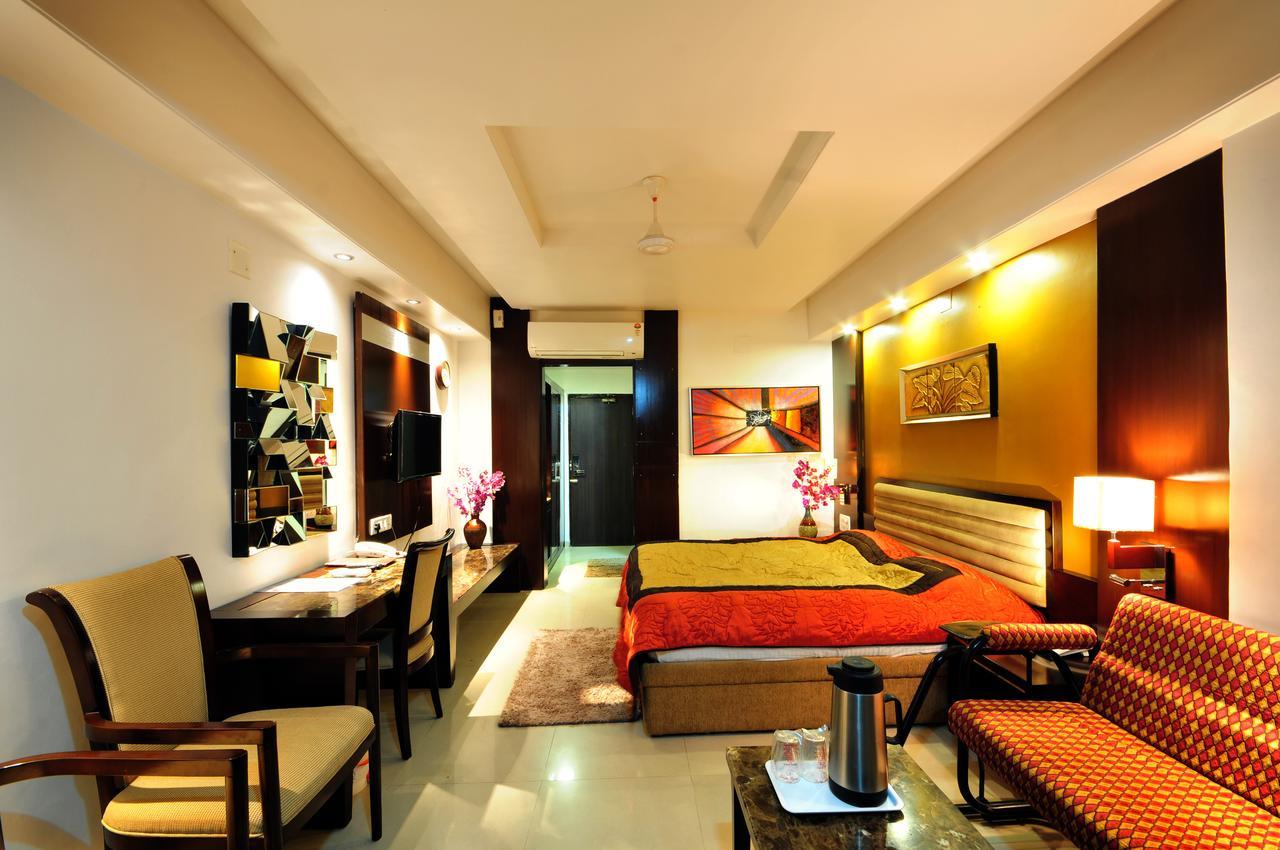 Hotel Surabhi Regency อานันด์ ภายนอก รูปภาพ