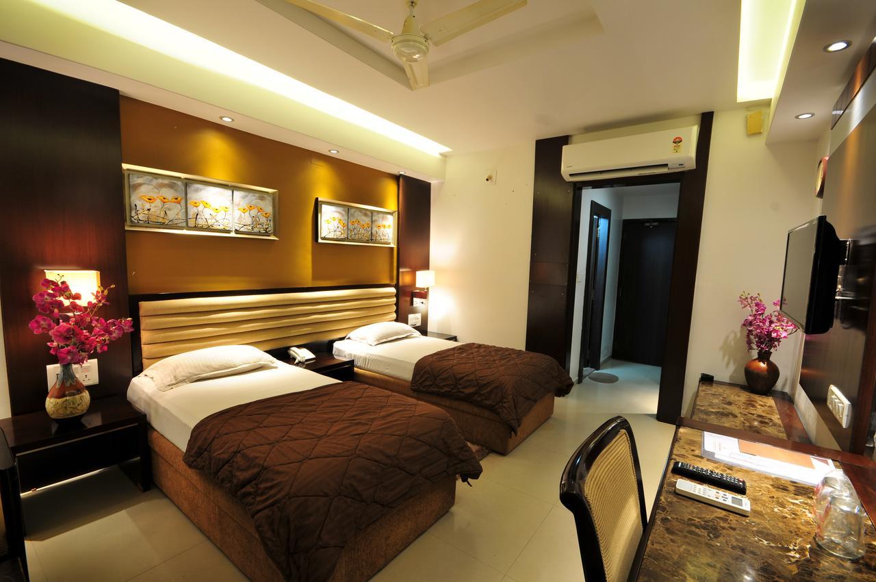 Hotel Surabhi Regency อานันด์ ภายนอก รูปภาพ