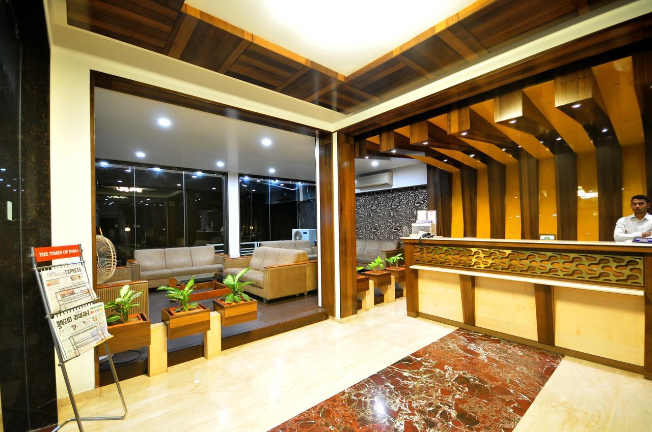 Hotel Surabhi Regency อานันด์ ภายนอก รูปภาพ