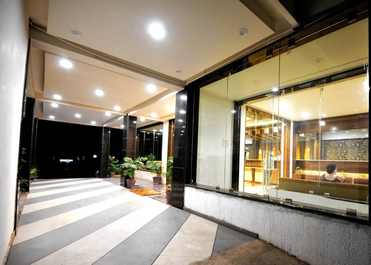 Hotel Surabhi Regency อานันด์ ภายนอก รูปภาพ